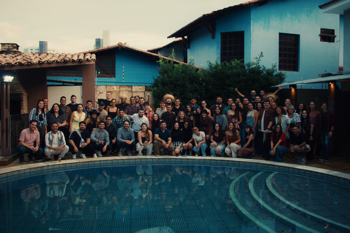 Time do Grupo Colina reunido na sede